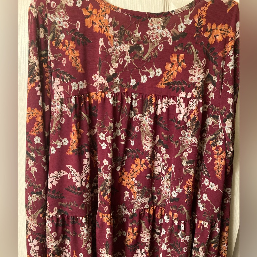 Nice loose fitting blouse. Nice for the office or a night out. Brand new.